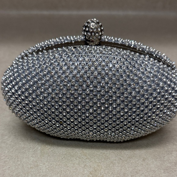Elegant Silver Clutch (metal chain included) - Picture 3 of 6